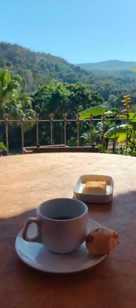 Café com vista para as montanhas