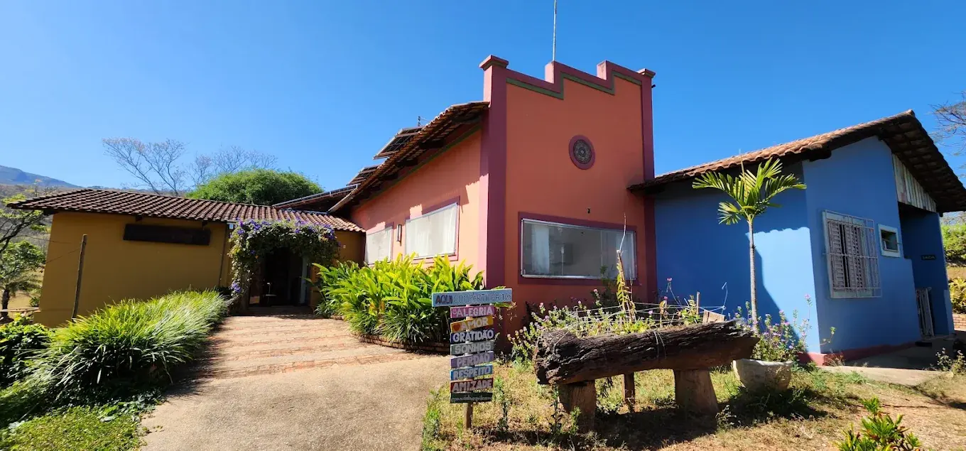 Fachada colorida da casa principal da pousada