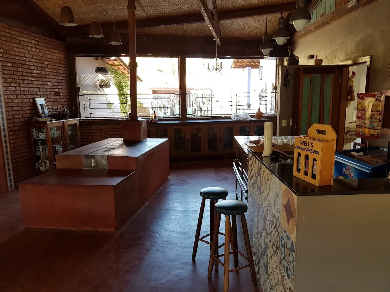 Salão com fogão a lenha e balcão do bar