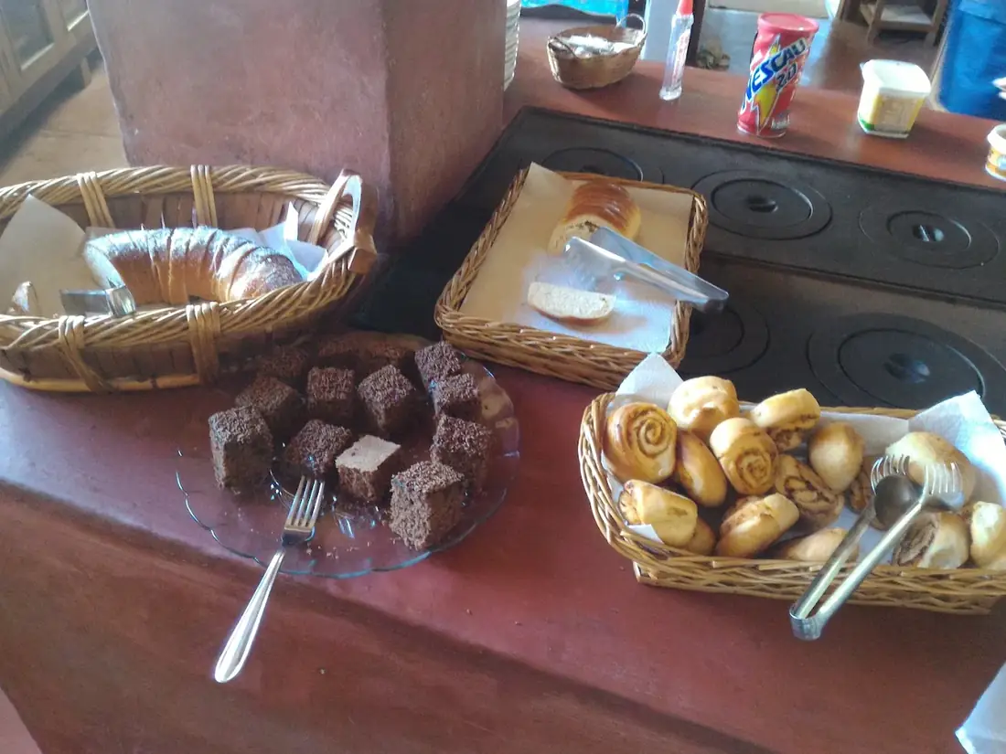 Pães, bolos e roscas caseiros sobre o fogão a lenha