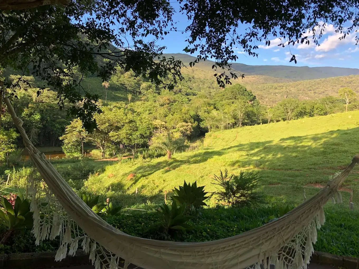 Rede na varanda com vista para o vale e a serra