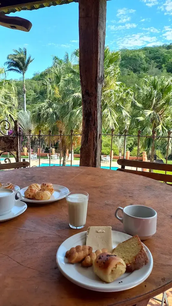 Café da manhã na varanda, de frente para a piscina